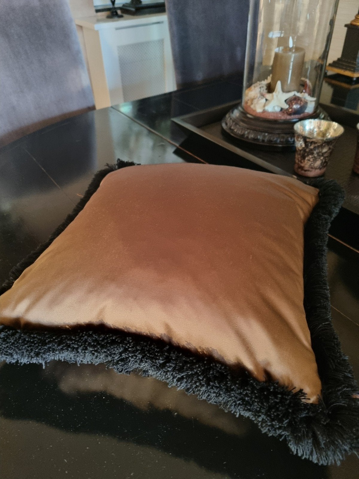 Claudi Dafne Kussen Chocoladebruin Satijn met Zwarte Franjes, Bruin, Inclusief binnenkussen, Vierkant, Ophalen of Verzenden