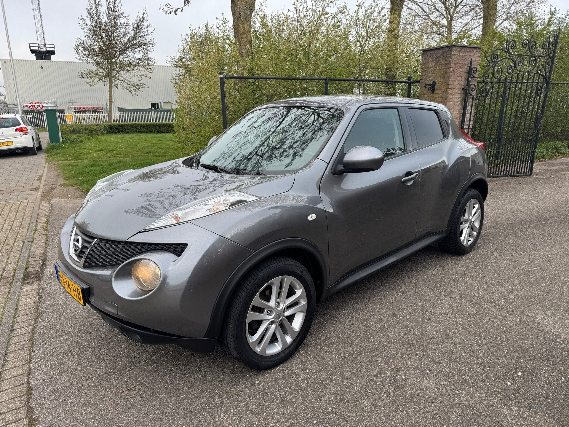 Nissan Juke 1.6 Tekna exportprijs! storing automaat, Auto's, Nissan, Euro 5, Zwart, 4 cilinders, 49 €/maand