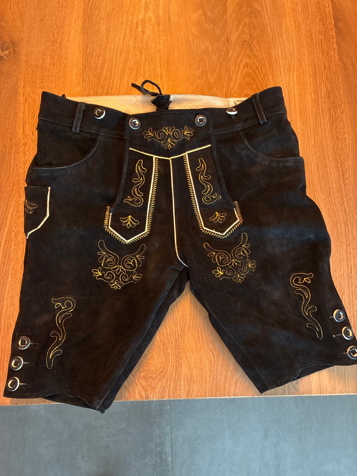 Zwarte lederhose met gele sticksels - Maat 52 (L), Kleding | Heren, Ophalen of Verzenden, Zo goed als nieuw, Maat 52/54 (L), Zwart
