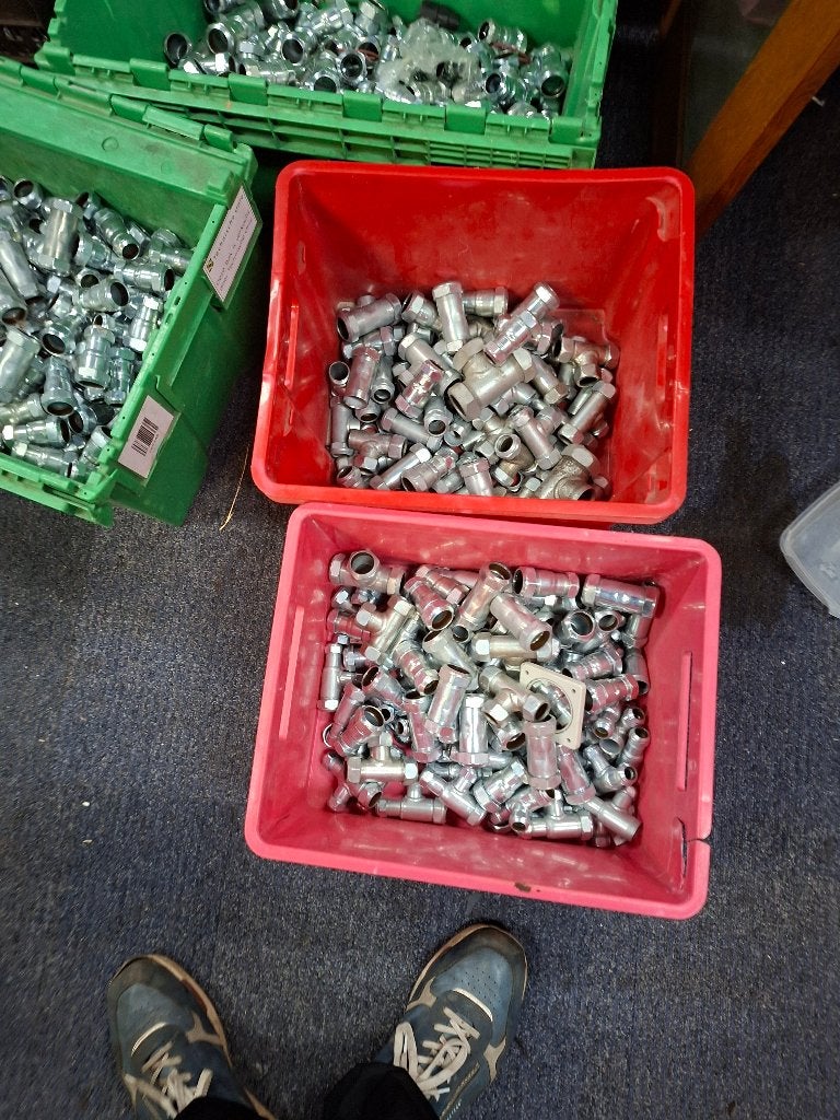 ruim 1200 stuks nieuwe allerlei kopelingen voor leidingen, Ophalen, Nieuw, 50 tot 100 mm, Rvs