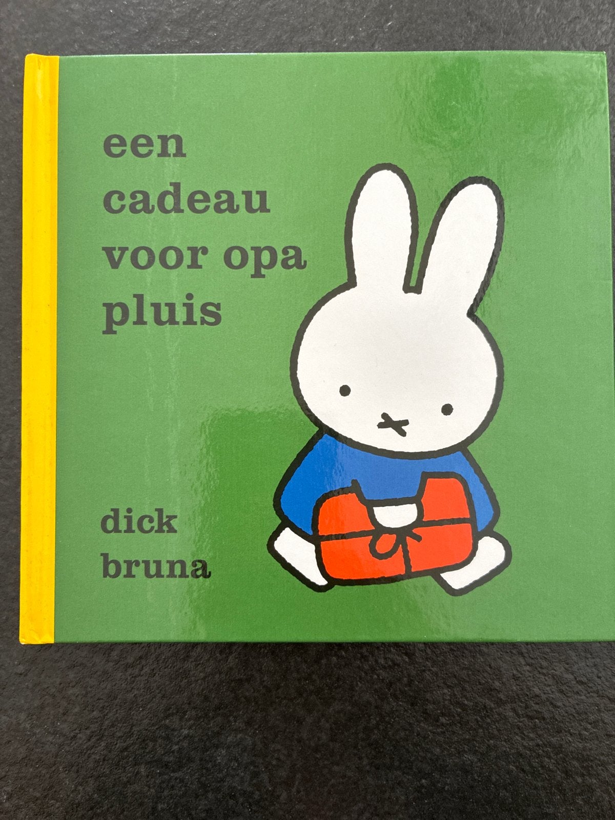 Een cadeau voor opa Pluis - Dick Bruna (Nijntje), Ophalen of Verzenden, Zo goed als nieuw, 0 tot 6 maanden