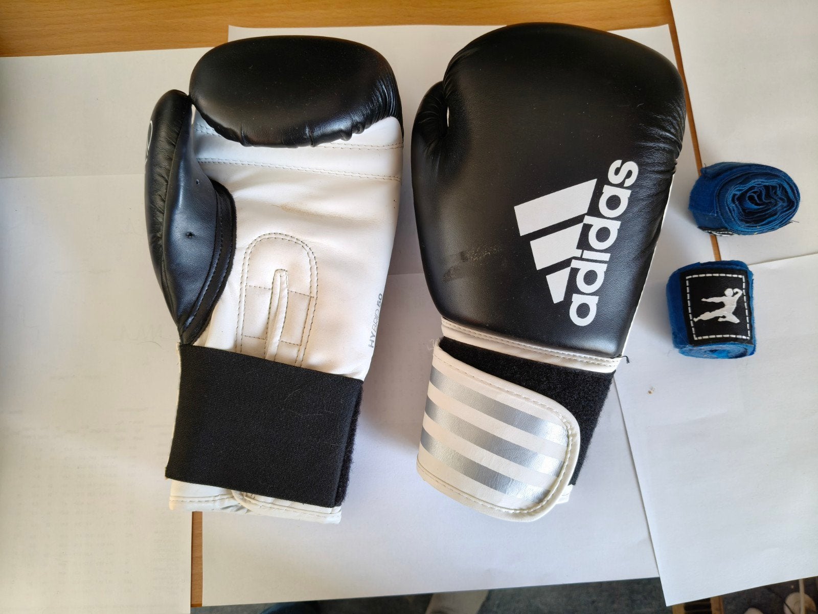 Adidas bokshandschoenen (14oz) en Venum scheenbeschermers, Sport en Fitness, Boksen, Ophalen, Zo goed als nieuw, Bokshandschoenen