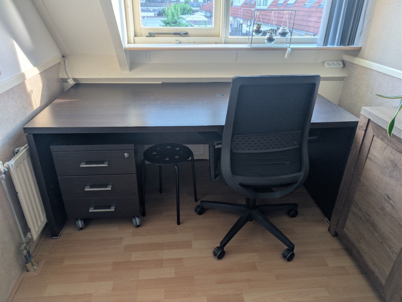 Bureau met ladeblok en bureaustoel, Huis en Inrichting, Bureaus, Ophalen, Spaanplaat of MDF, Kabelgoot, Bruin