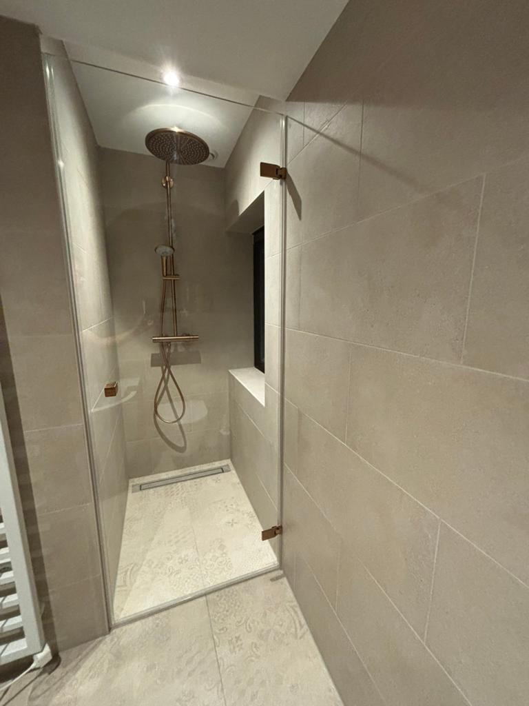 NIEUWE Schulte douchedeur met koperen scharnieren, Doe-het-zelf en Verbouw, Ophalen, Nieuw, Glas, Douche