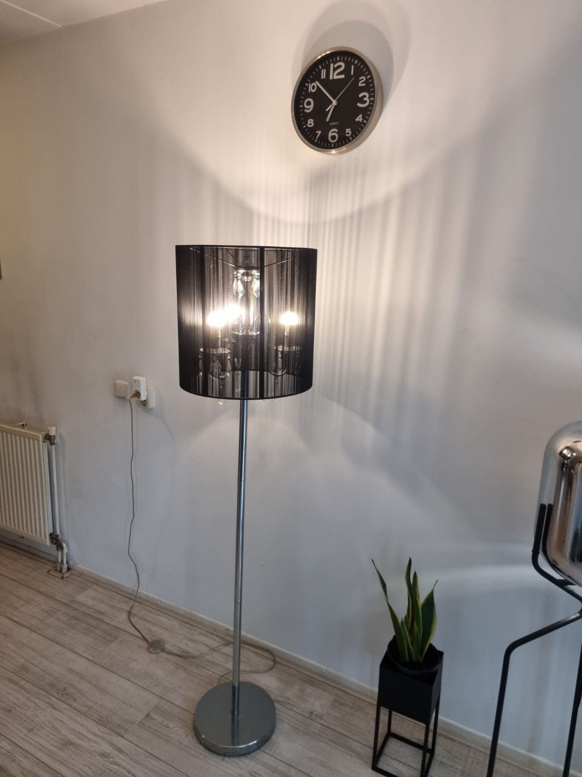 Elegante staande lamp met zwarte kap en kristallen, Modern, Klassiek, Glamour, Ophalen of Verzenden, Zo goed als nieuw, Glas