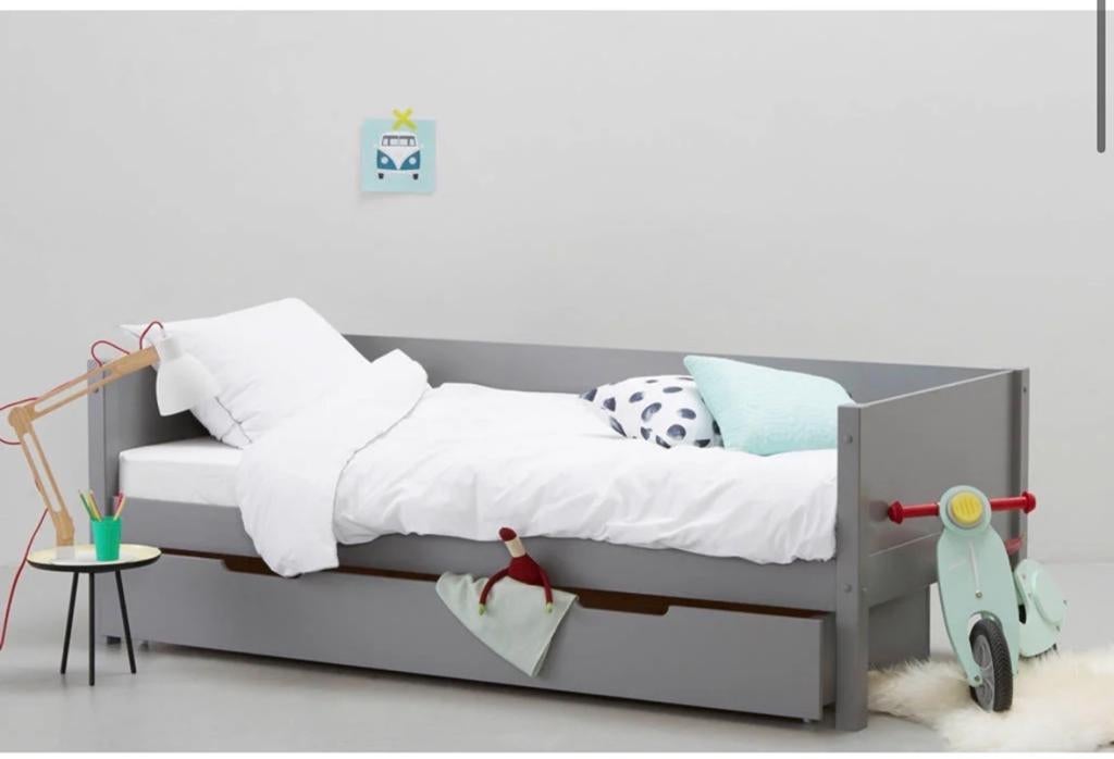 Grijs kinderbed met uitschuifbare  lade, Ophalen, 85 tot 100 cm, Gebruikt, Lattenbodem