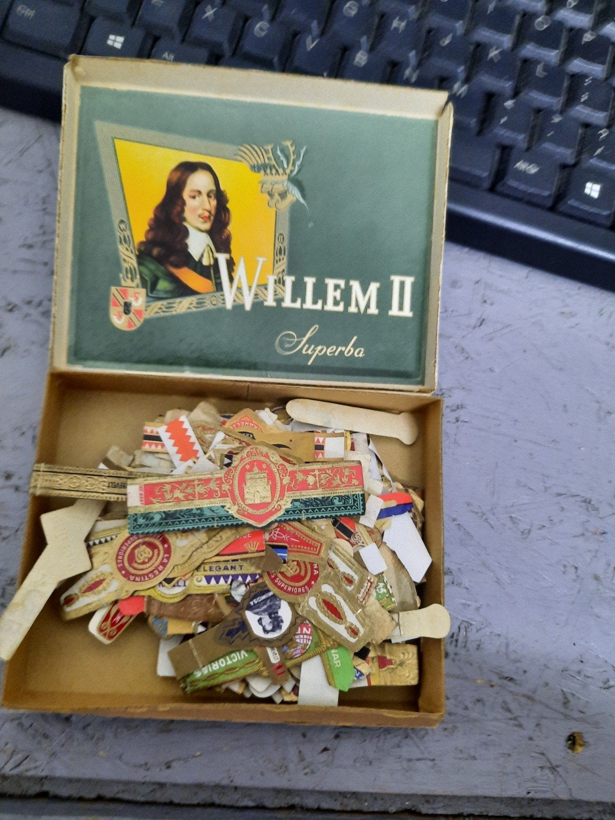Doosje vintage sigarenbandjes - voor de liefhebber, Gebruikt, C, Ophalen of Verzenden, X