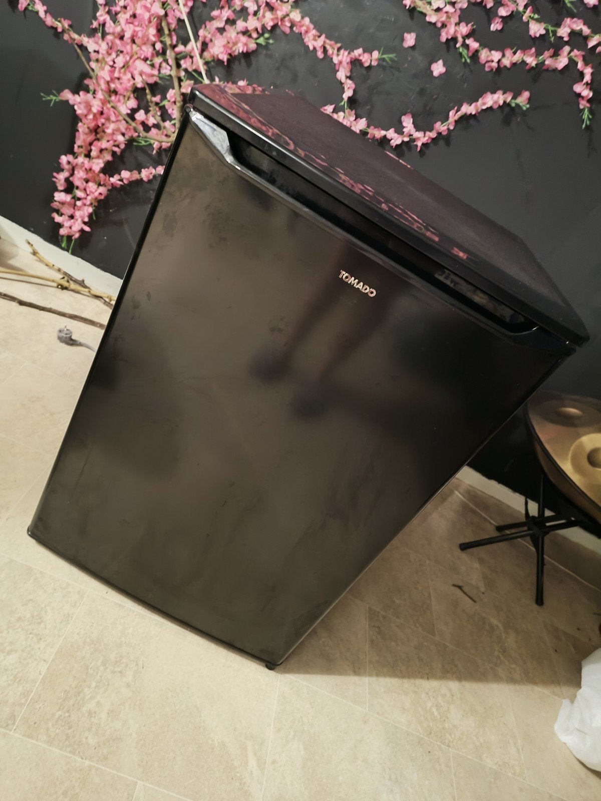 Tomado Koelkast Zwart - Compact en Energiezuinig, Gebruikt, 75 tot 100 liter, Energieklasse A of zuiniger, 45 tot 60 cm