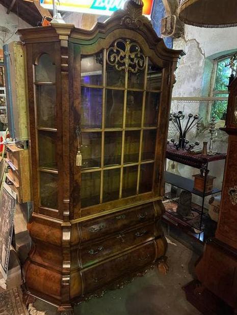 Mooie oude vitrinekast in barokstijl, Ophalen