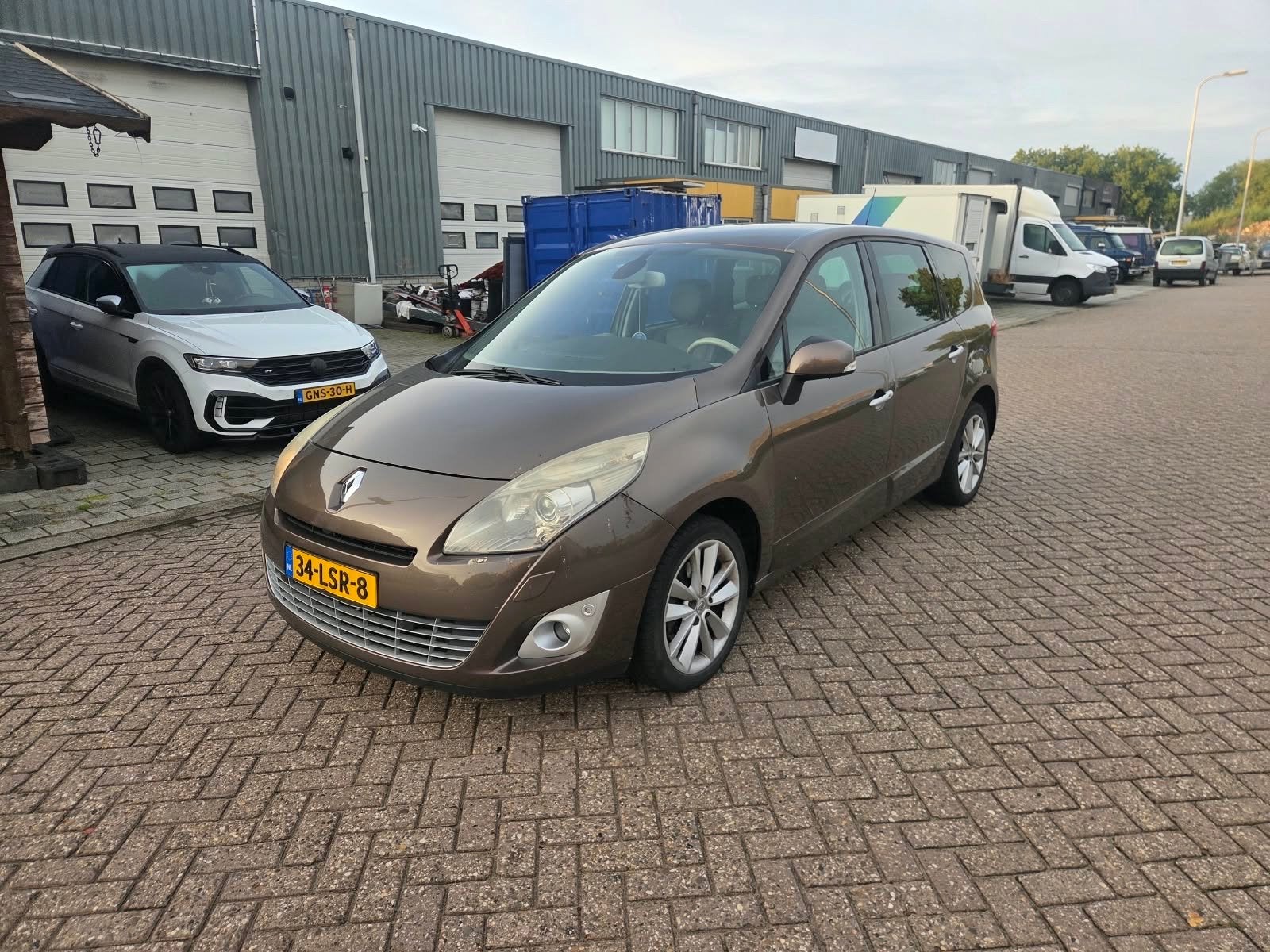 Renault Grand Scenic 2.0 16V 103KW CVT 5P 2010 Bruin, Auto's, Zwart, 4 cilinders, Particulier, 1405 kg