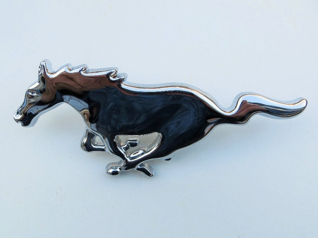 Oldtimer embleem logo Ford Mustang 1980's, Ophalen of Verzenden, Nieuw, Ford, Motorkap