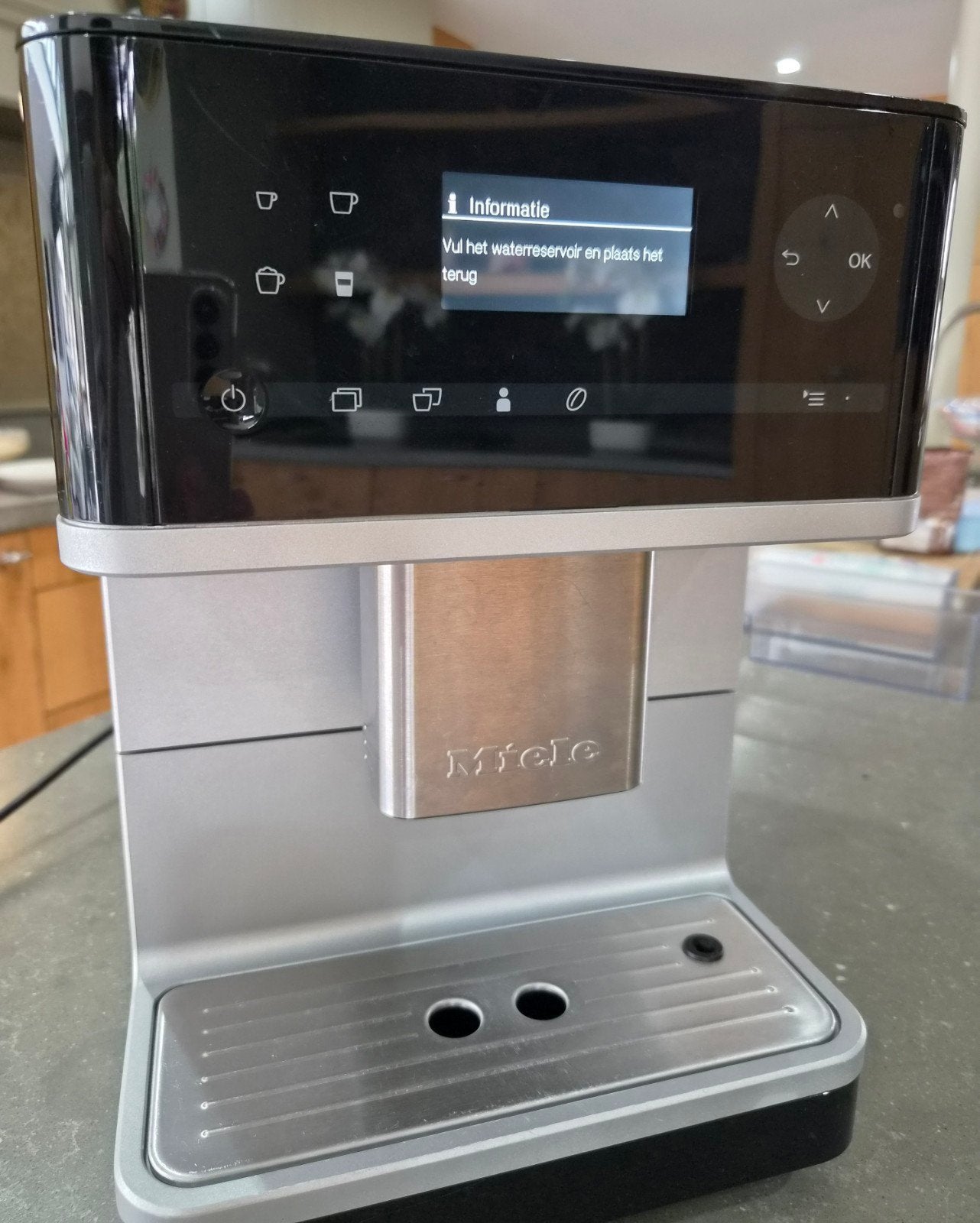 Miele CM61 Koffiemachine - Zo goed als nieuw, Witgoed en Apparatuur, Ophalen, Afneembaar waterreservoir, Koffiemachine, Koffiebonen