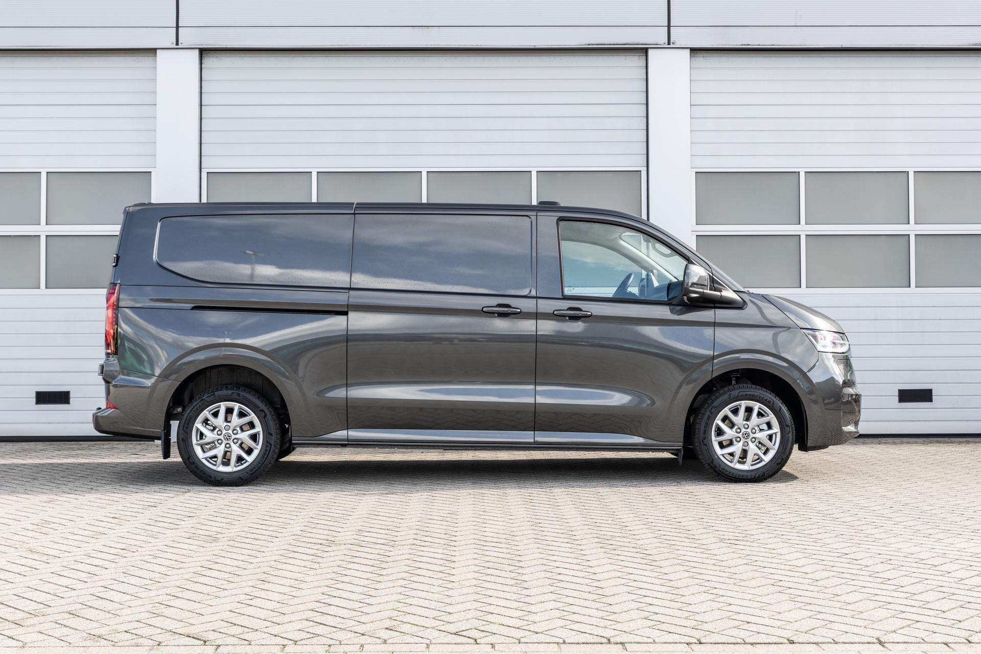 Volkswagen Transporter 2.5 eHybrid 233pk AUT L2H1 30 Bulli |, Auto's, Automaat, 12 maanden, Euro 6, 4 cilinders
