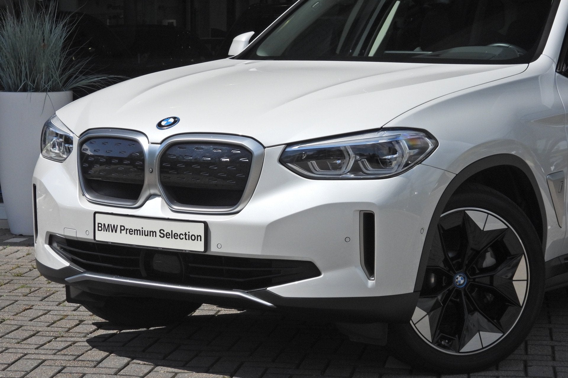 BMW iX3 High Executive / Sportstoelen / Comfort Access / Ada, Auto's, BMW, Achterwielaandrijving, Gebruikt, Wit, 436 min