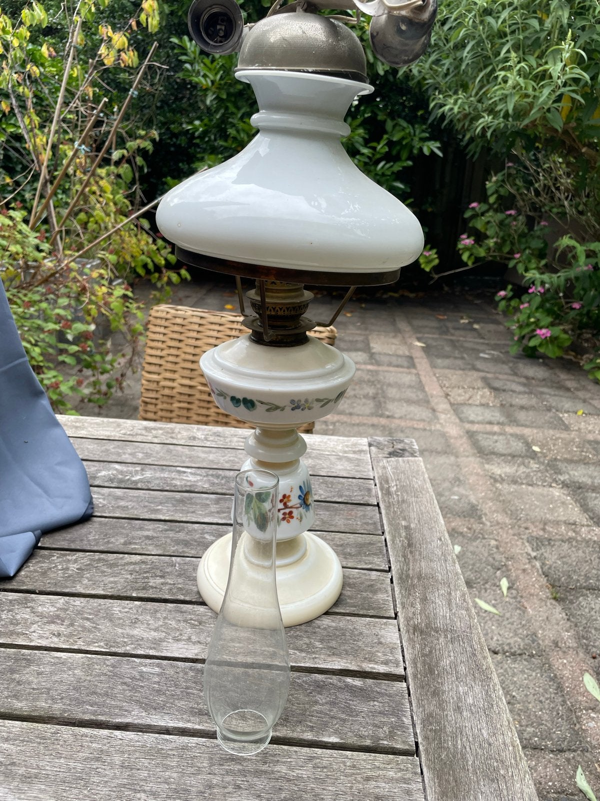Antieke olielamp met bloemmotief, Antiek en Kunst, Ophalen of Verzenden