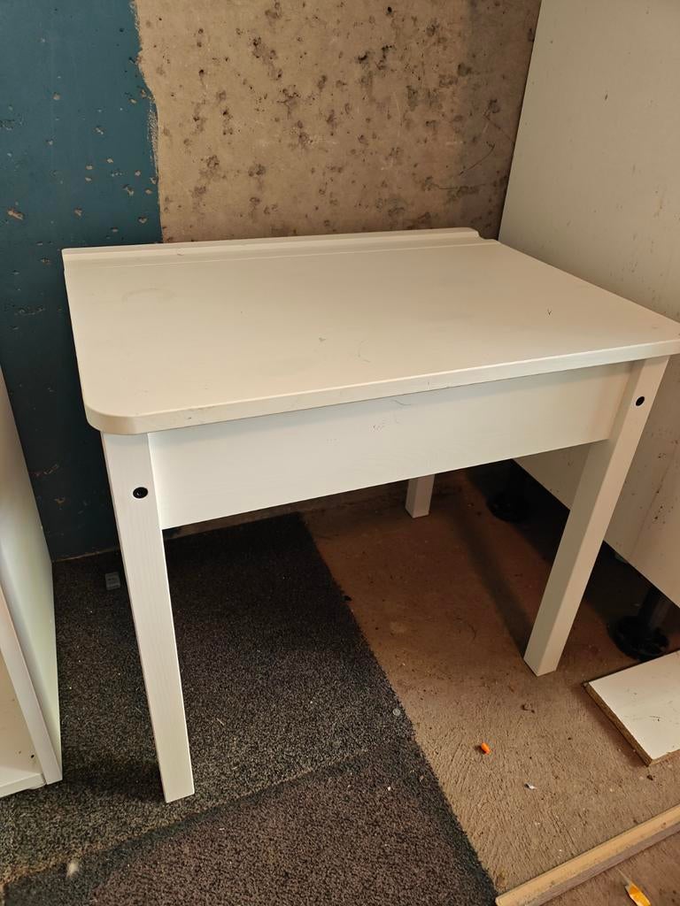 IKEA kinder tafeltje met opbergruimte, Kinderen en Baby's, Kinderkamer | Tafels en Stoelen, Ophalen