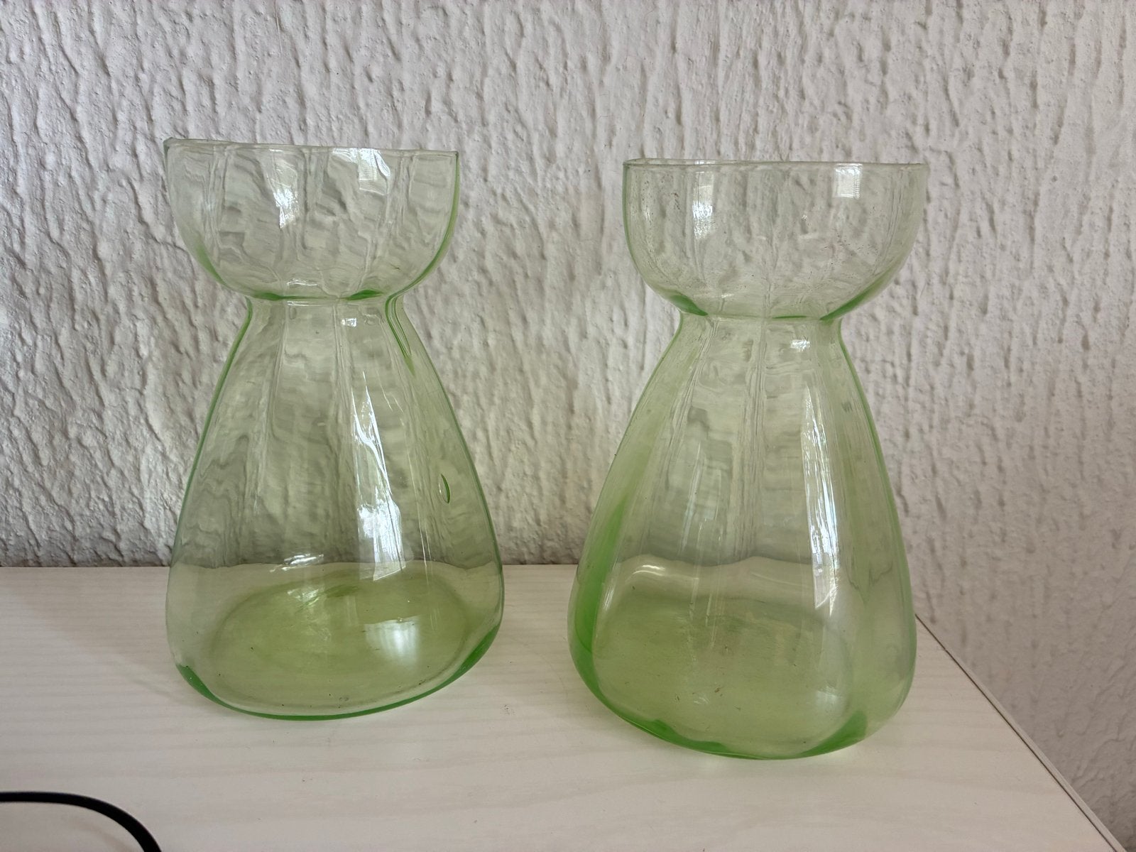 Set van 2 vintage groene glazen bollenvazen, Ophalen of Verzenden