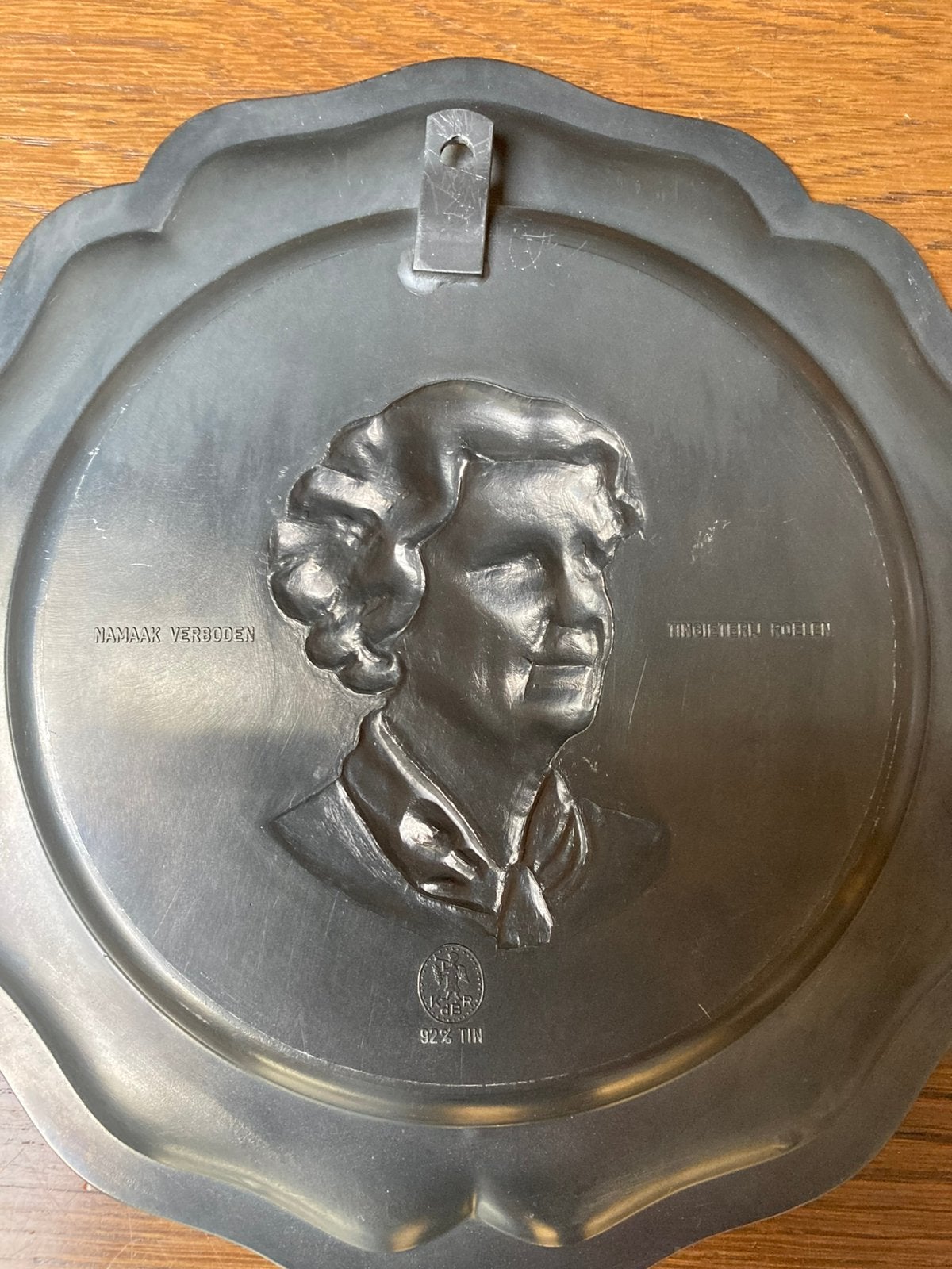 Tinnen bord met Koningin Juliana, regeerperiode 1948 - 1973., Ophalen of Verzenden