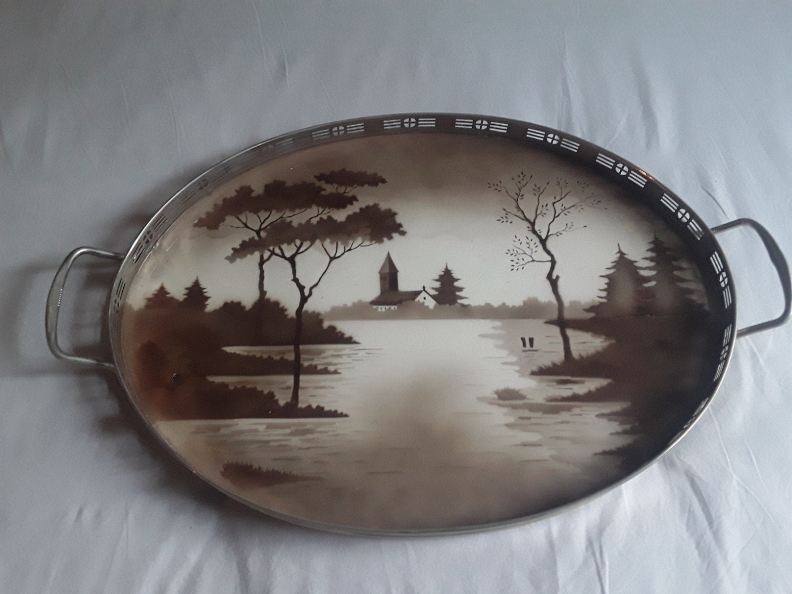 Een antieke ovaal tegeldienblad met bruin landschap.Ca. 1925, Ophalen of Verzenden