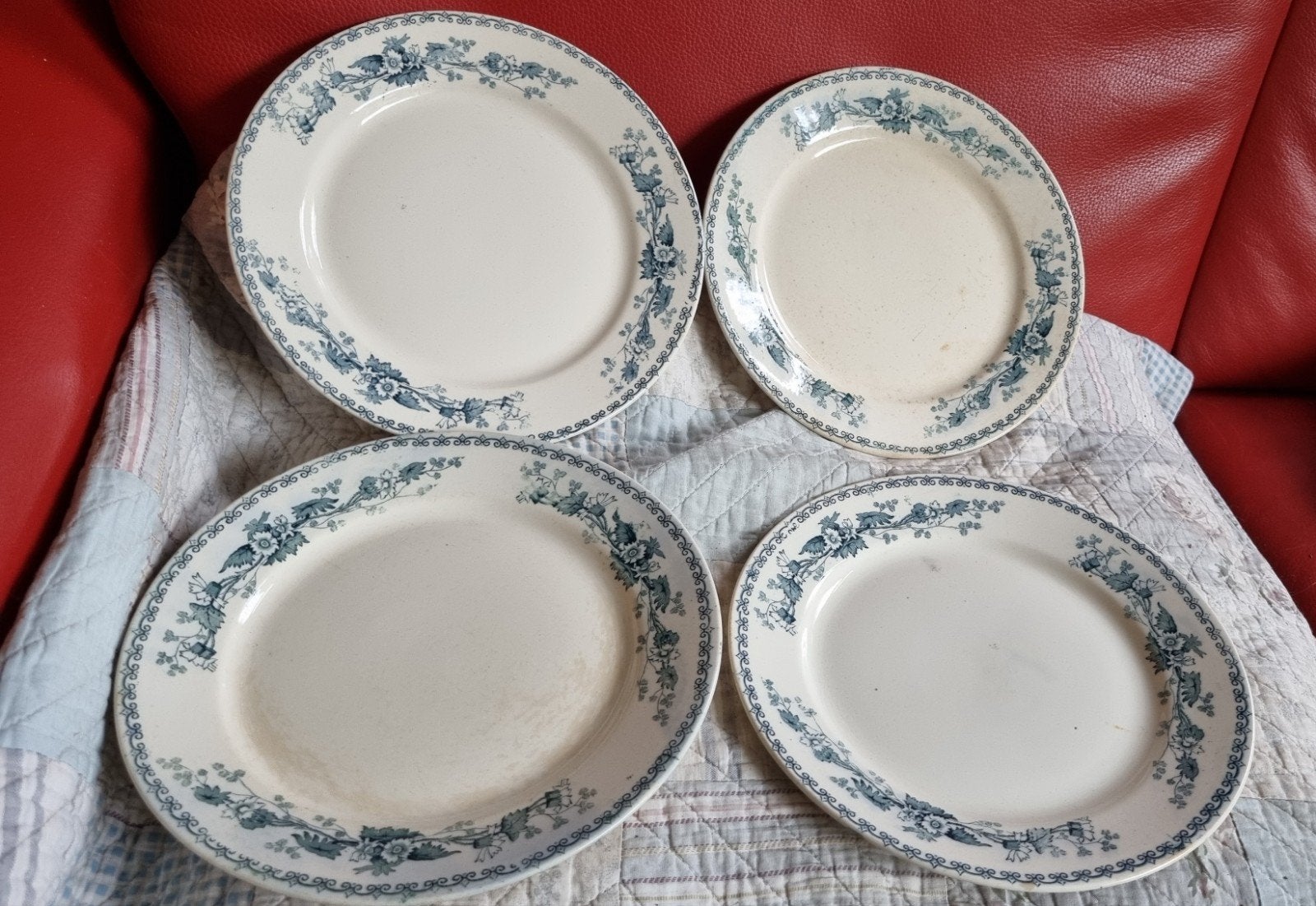 4 ontbijtborden van Bertha Regout uit 1893 met blauw decor, Ophalen of Verzenden