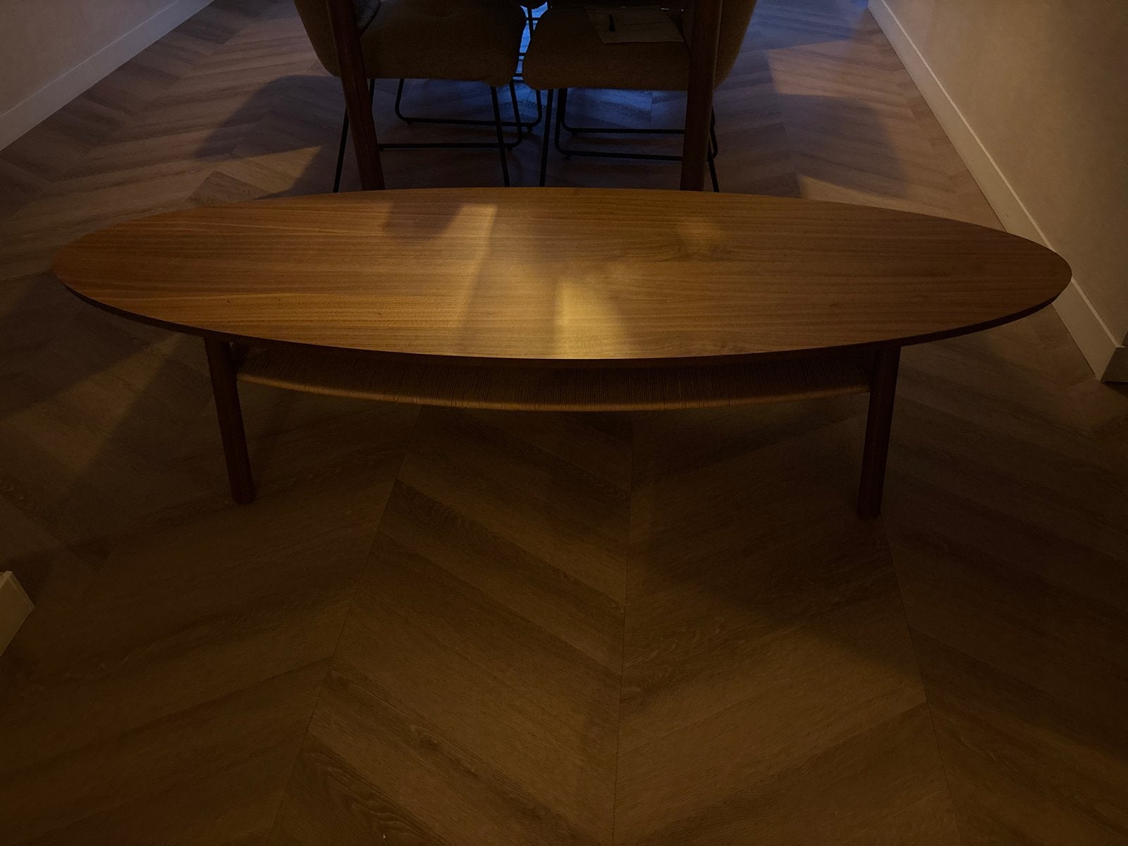 Ovale notenhouten salontafel met opbergruimte, Ophalen, 100 tot 150 cm, 50 tot 100 cm, Zo goed als nieuw