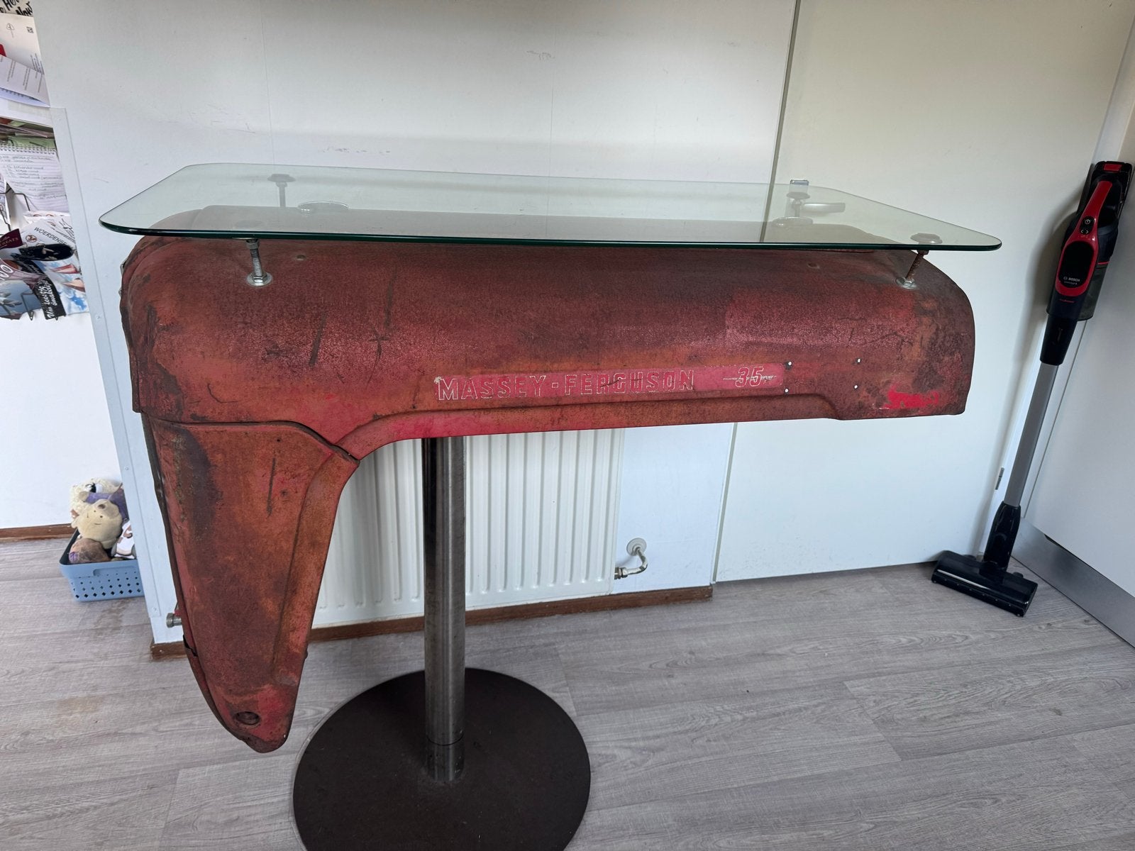 Unieke tafel van tractor motorkap met glazen blad, Ophalen, Gebruikt, 100 tot 150 cm, 50 tot 100 cm