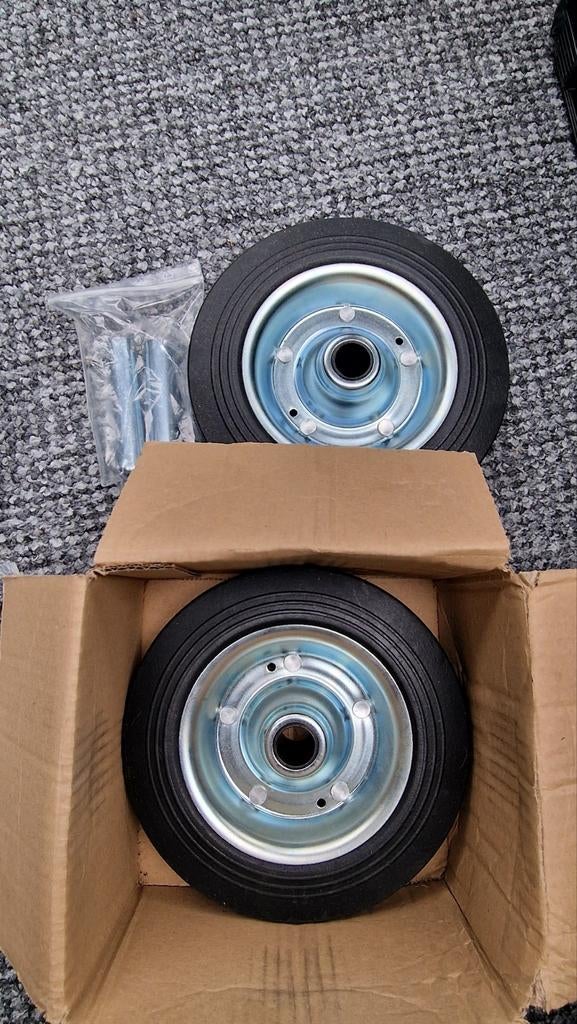2 massieve rubber wielen nieuw in doos, inclusief as, Ophalen, Nieuw