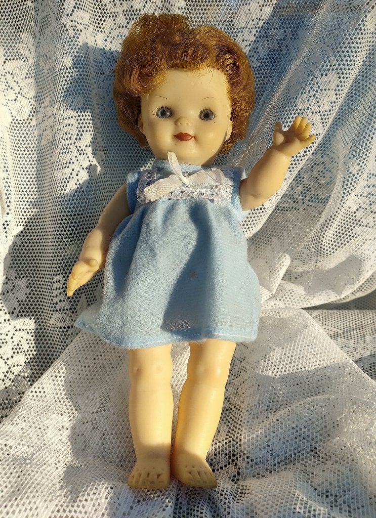 Vintage popje lichtblauw jurkje/ Oud kinderspeelgoed / Pop, Ophalen of Verzenden, Gebruikt, Pop