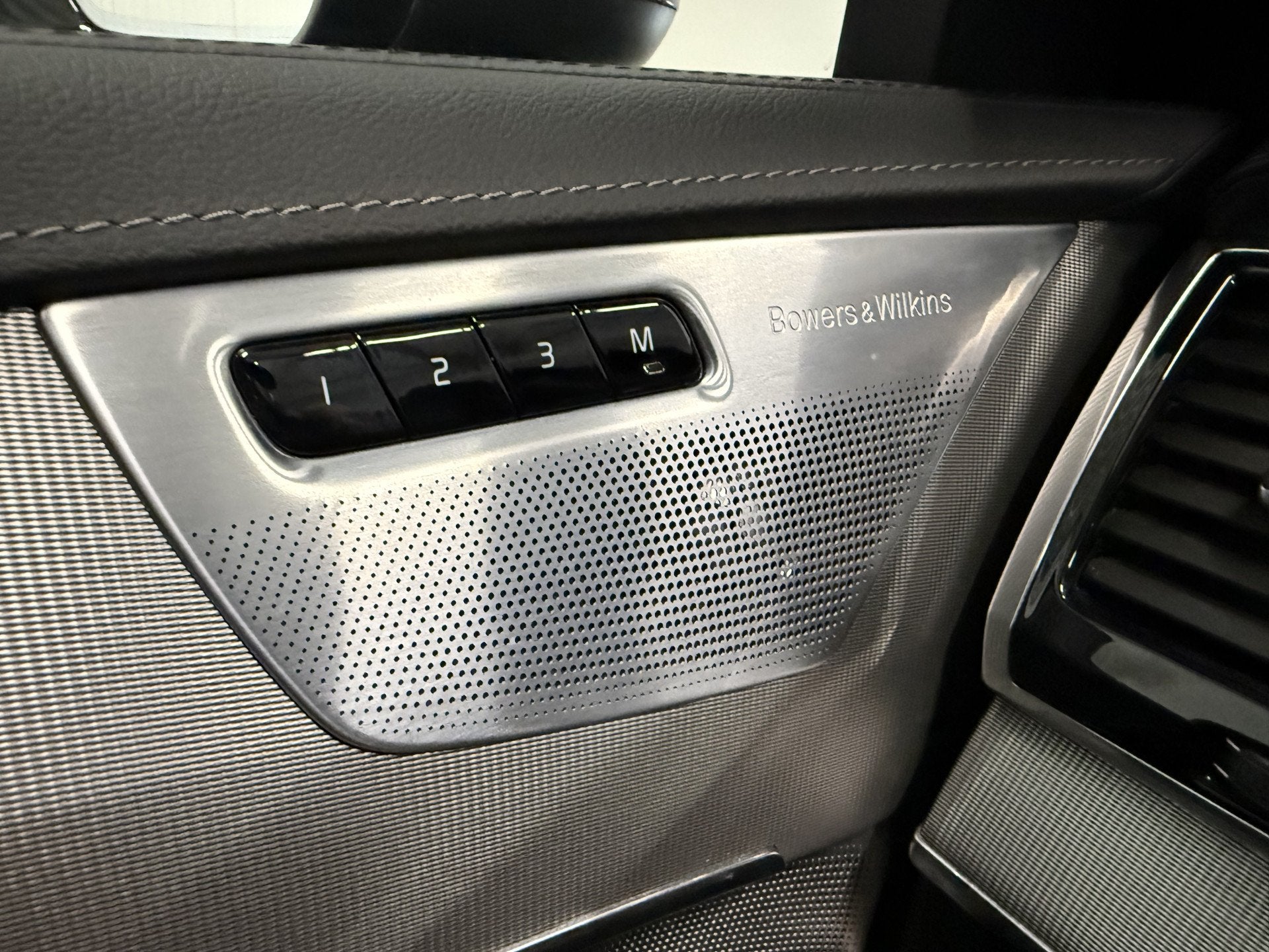 Foto 20 van Volvo XC90 T8 Recharge AWD R-Design PANO/B&W/TREKHAAK/360CAM
