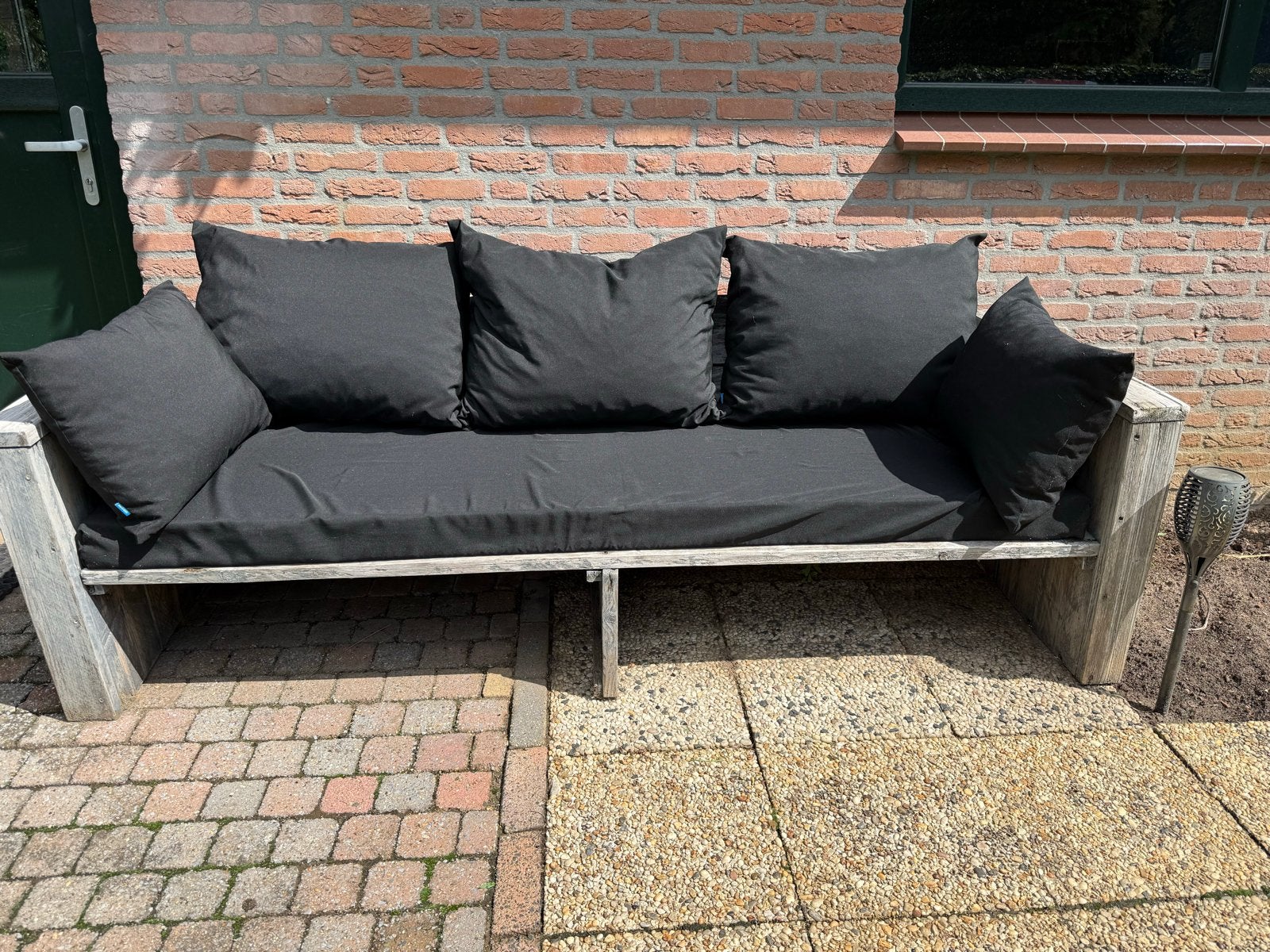 Steigerhouten loungebank met zwarte kussens, 4 zitplaatsen, Gebruikt, Steigerhout, Ophalen of Verzenden
