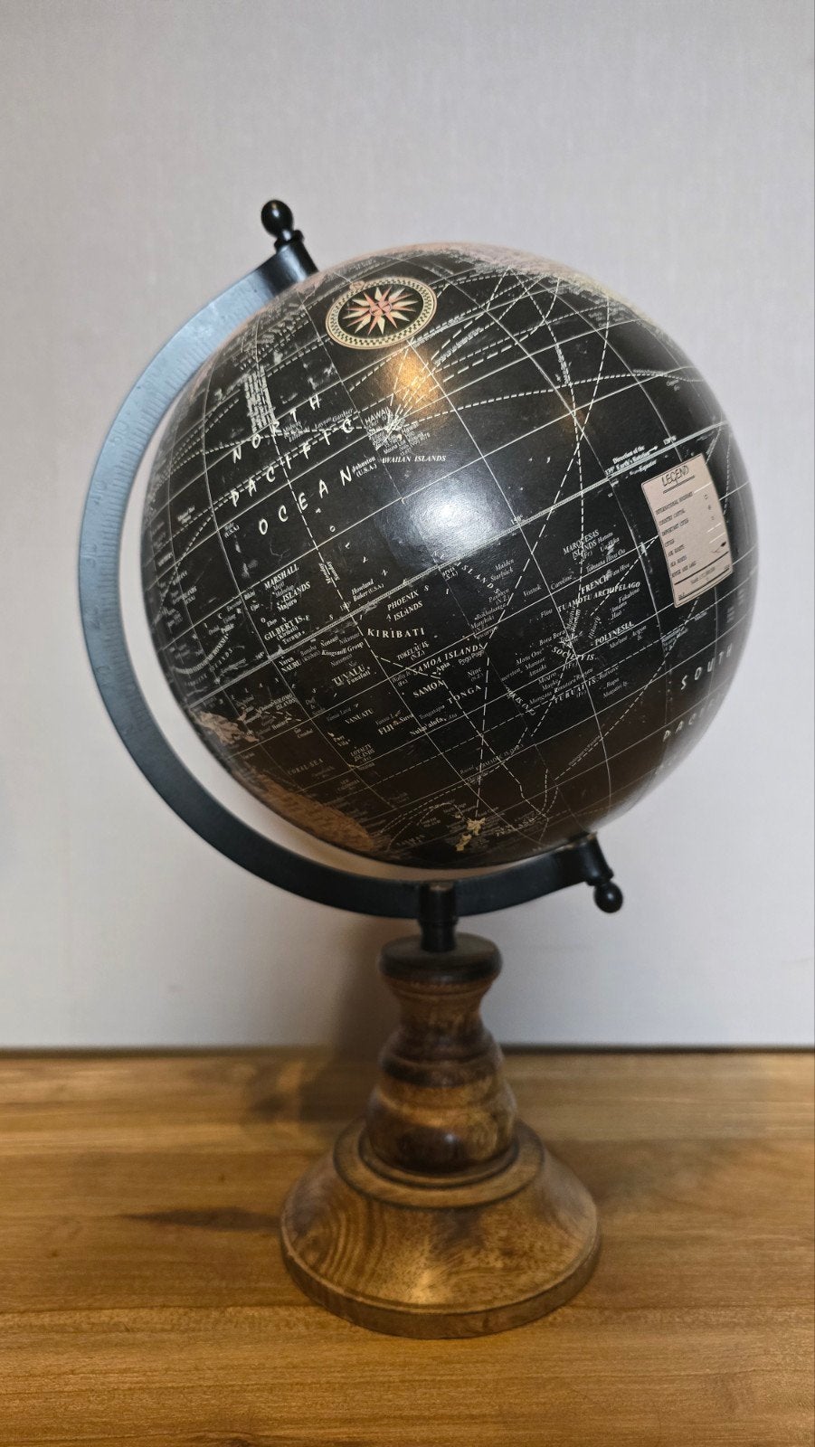 Decoratieve Wereldbol op Houten Voet - Zwart/Goud, Huis en Inrichting, Woonaccessoires | Wereldbollen, Ophalen of Verzenden
