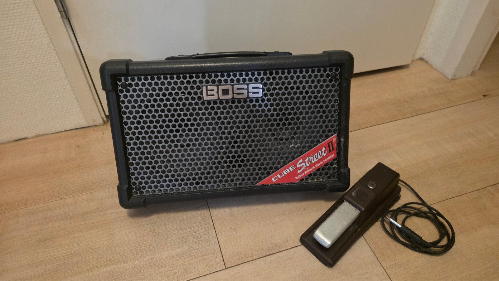 Boss Street II versterker met Bluetooth + Roland pedaal, Ophalen of Verzenden, Gebruikt, Gitaar, Minder dan 50 watt