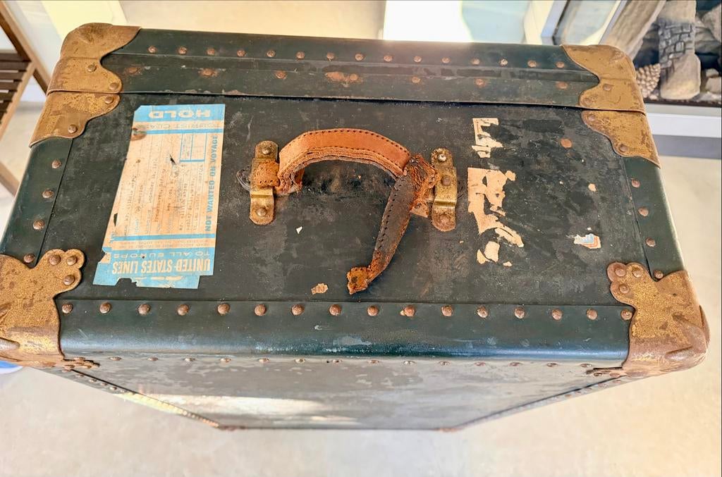 Antieke koffer National Trunk Corporation met label uit 1952, Ophalen