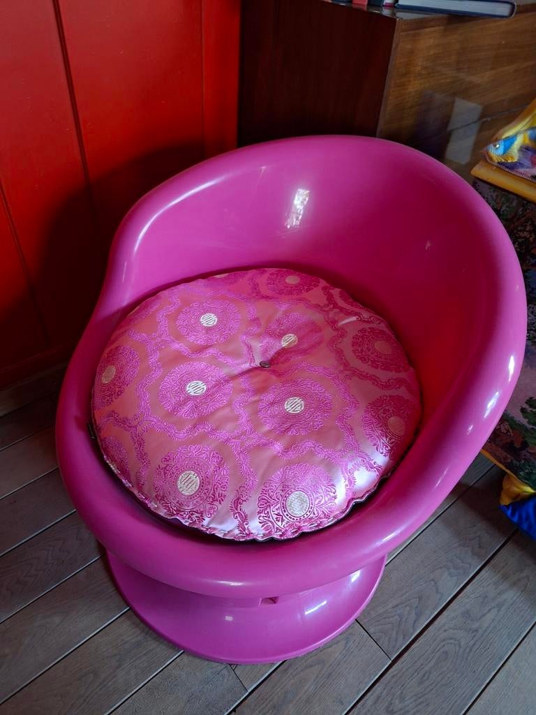 Leuke roze stoel. Kan voor binnen en buiten.  Incl kussen, Huis en Inrichting, Stoelen, Ophalen, Overige kleuren, Eén