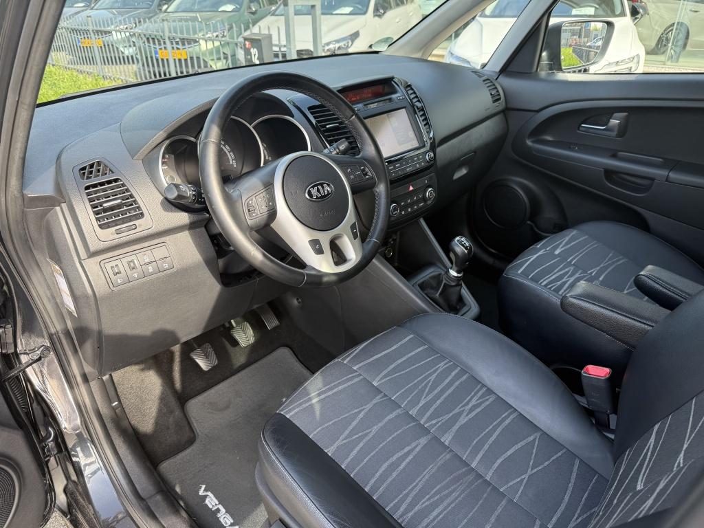 Kia Venga 1.6 CVVT DynamicPlusline | Navi | Cruise | Camera, Auto's, Gebruikt, 4 cilinders, Leder en Stof, Zwart