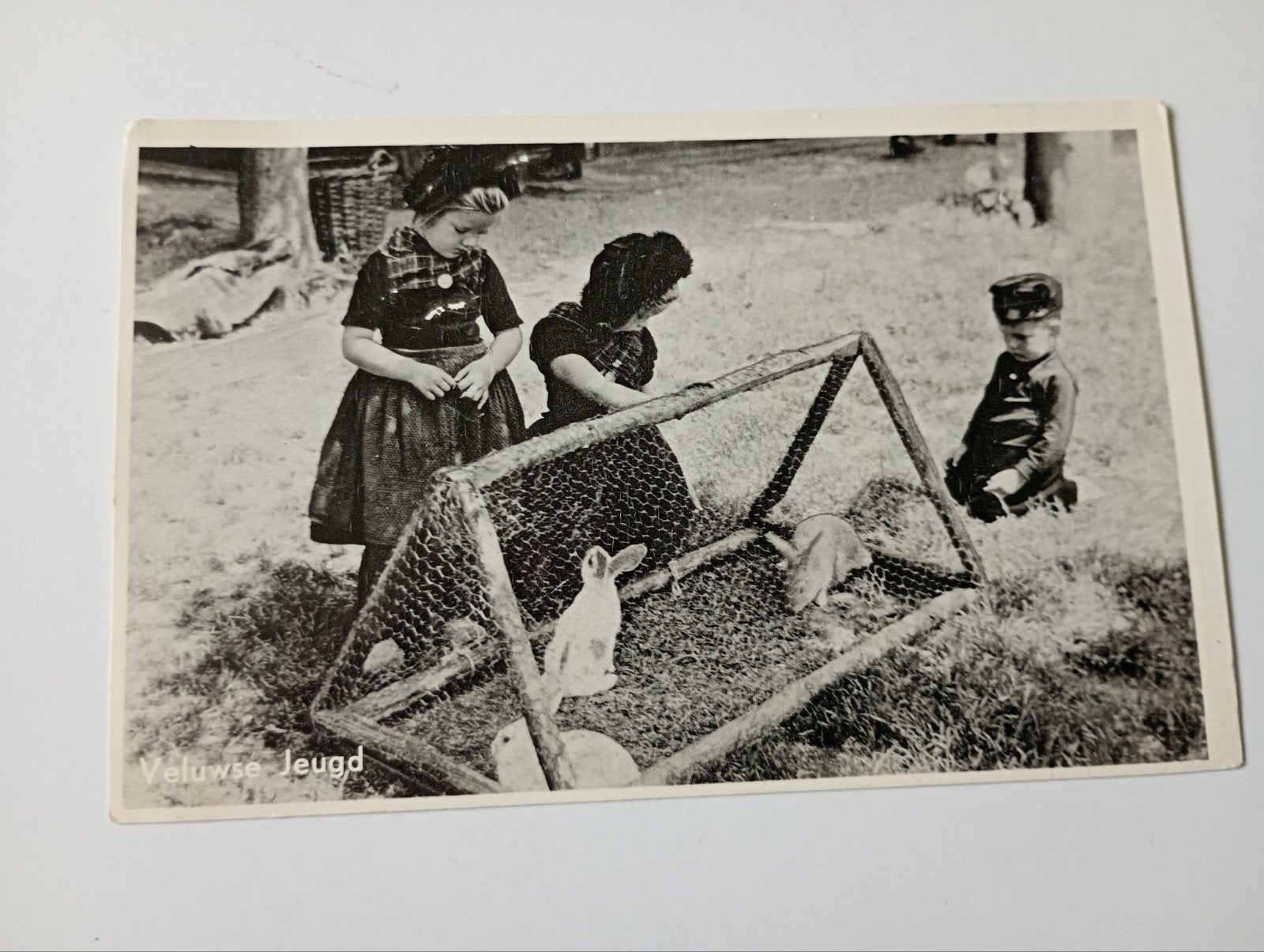 Nunspeet Kinderen in Klederdracht 1957, Ophalen of Verzenden, 1940 tot 1960, Gelopen, Gelderland