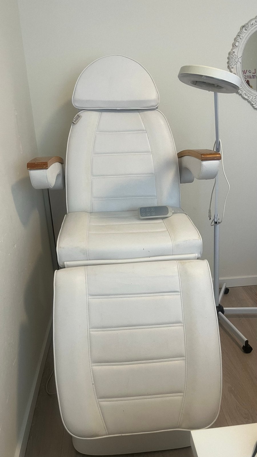 Luxe elektrische behandelstoel met afstandsbediening en lamp, Verzenden, Zo goed als nieuw