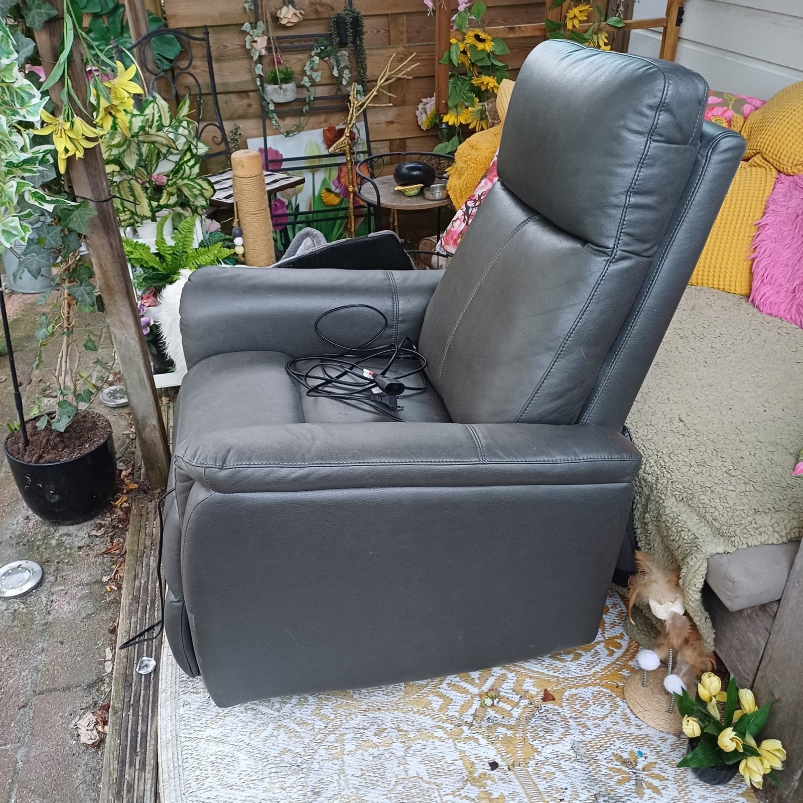 Gratis! Zo goed als nieuwe sta-op stoel van Seats and Sofas, Huis en Inrichting, Leer, Ophalen of Verzenden, Zo goed als nieuw