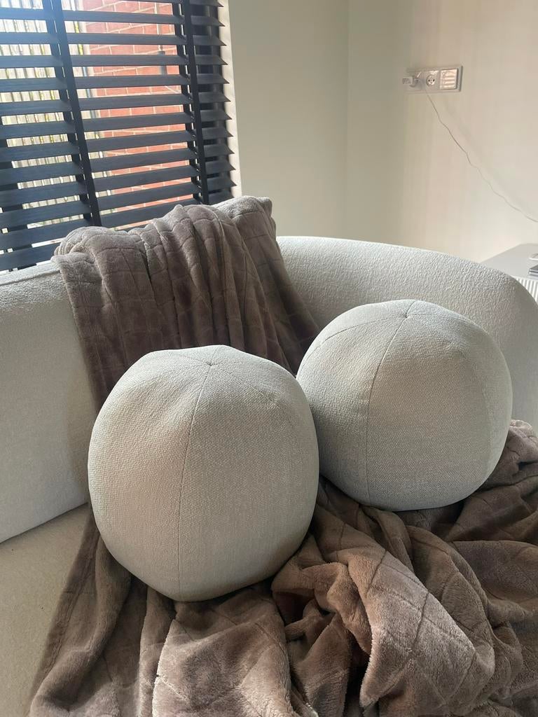 2 ronde sierkussens licht taupe beige kussens, Ophalen of Verzenden, Zo goed als nieuw, Beige, Rond