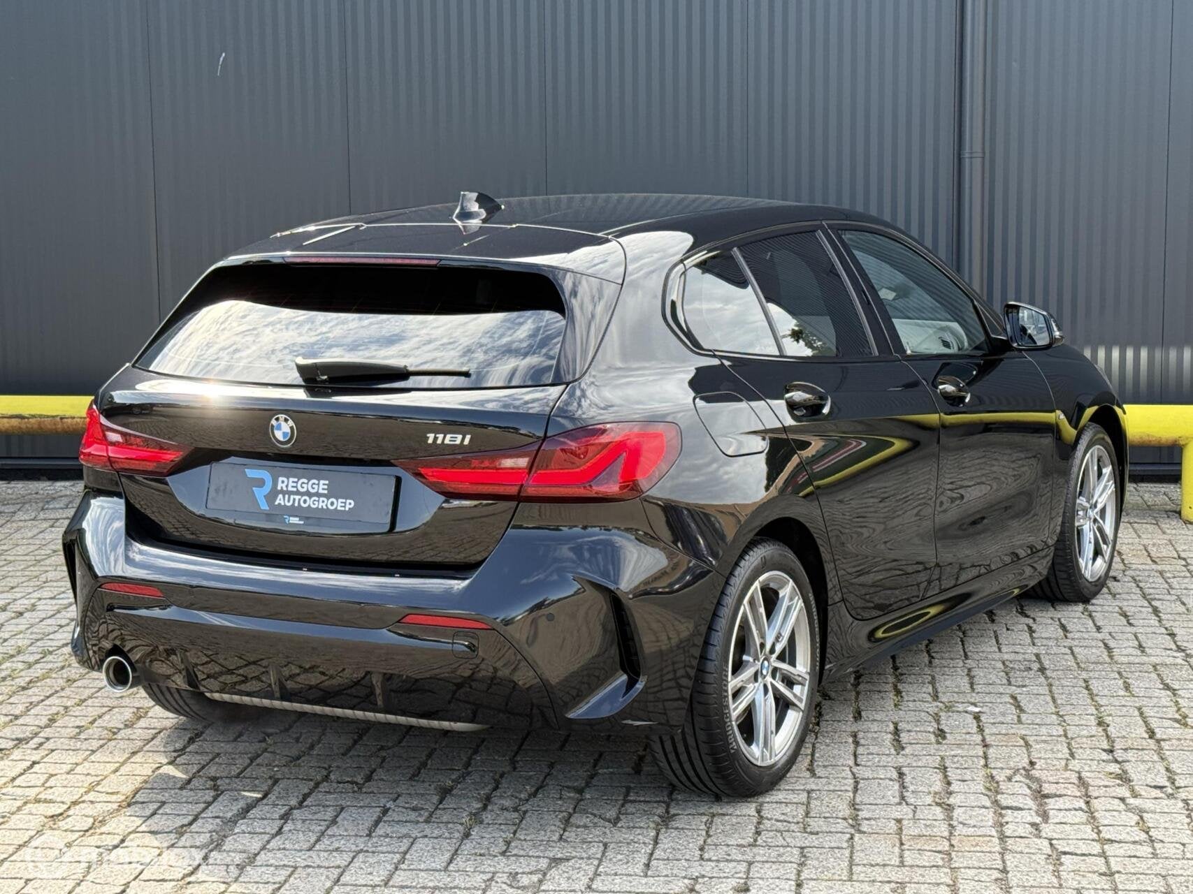 BMW 1-serie 118i EDE Corporate Lease M Sport, Auto's, BMW, Gebruikt, 4 cilinders, Zwart, Leder
