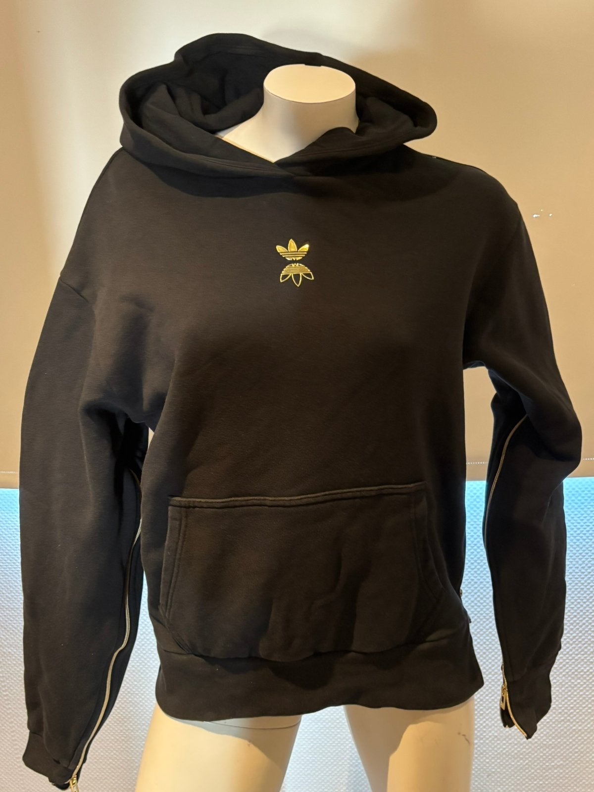 Adidas hoodie met goudkleurig logo maat s, Kleding | Dames, Ophalen of Verzenden, Zo goed als nieuw, Maat 36 (S), Zwart