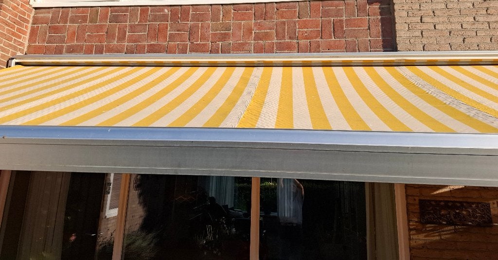 knikarmscherm - Geel/wit gestreept zonnescherm (electrisch), Tuin en Terras, Ophalen, 450 cm of meer, Elektrisch, Zo goed als nieuw