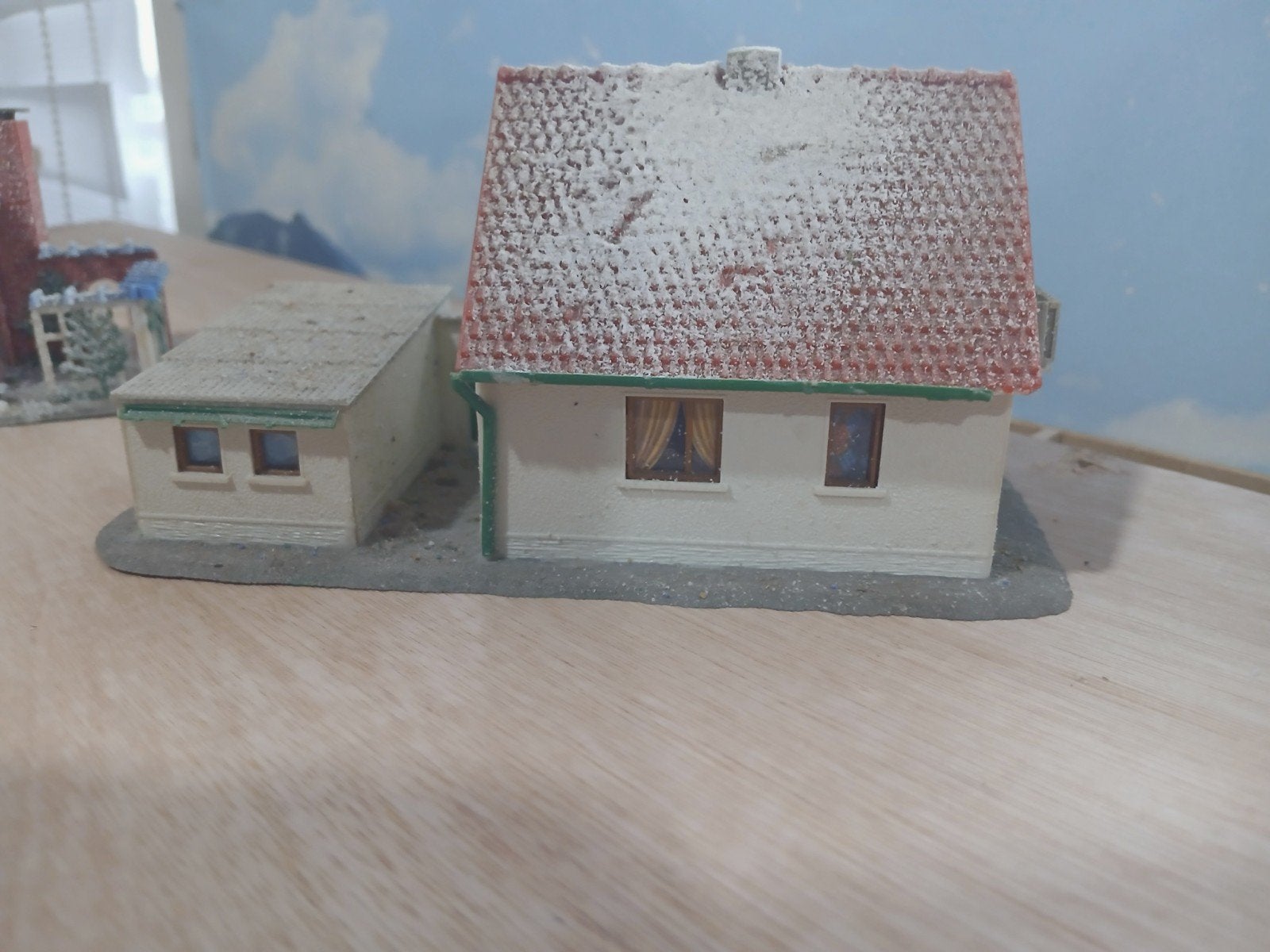 Mooi huisje met garage voor modelspoorbaan, Ophalen of Verzenden, Gebruikt, 1:144 of kleiner