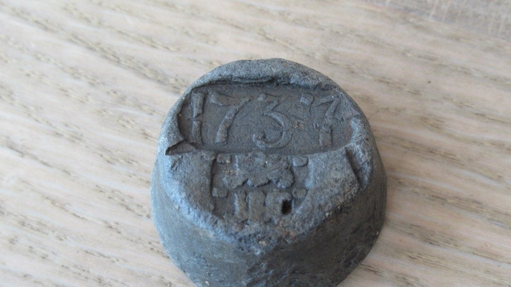 Gewicht lood met jaartal 1737 en makers keur / bodemvondst, Ophalen of Verzenden