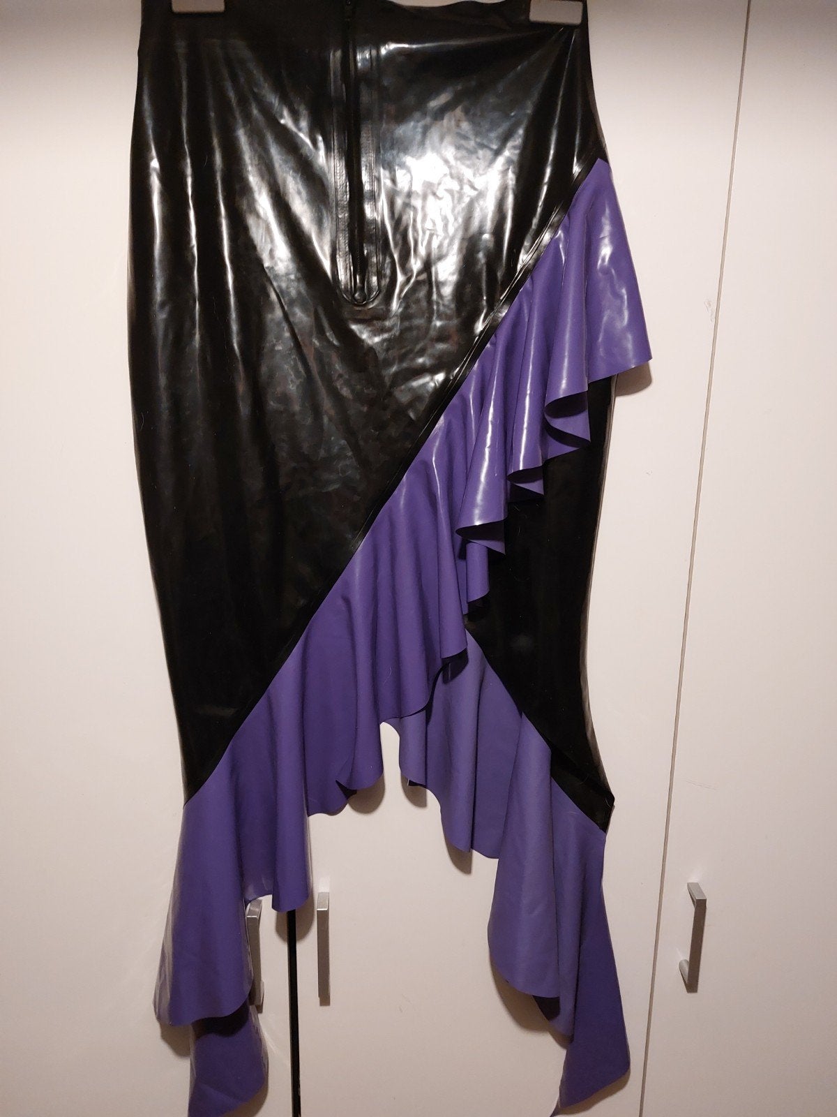 Zwarte Latex Jurk met Paarse Ruches - Maat XL, Kleding | Dames, Jurken, Ophalen of Verzenden, Zo goed als nieuw, Maat 46/48 (XL) of groter