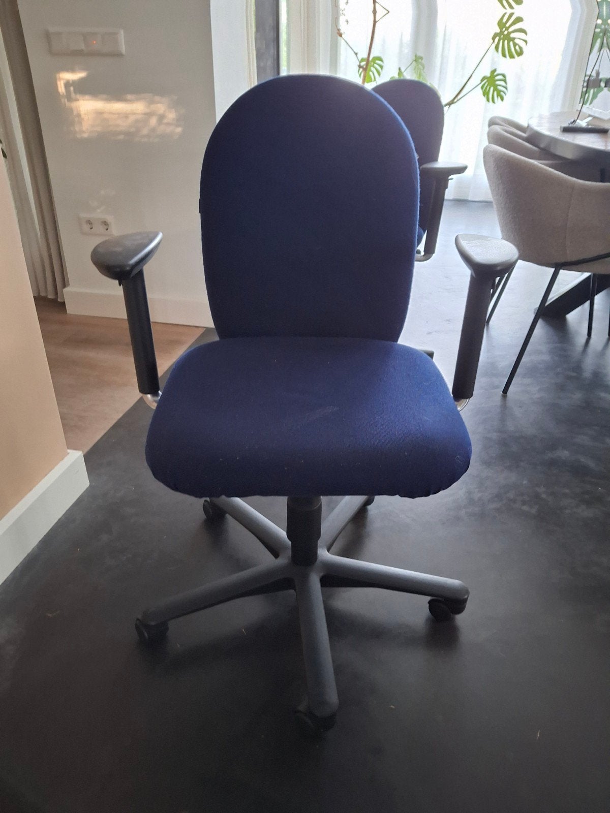 2 Blauwe bureaustoelen met armleuningen, Ophalen, Gebruikt, Blauw, Bureaustoel