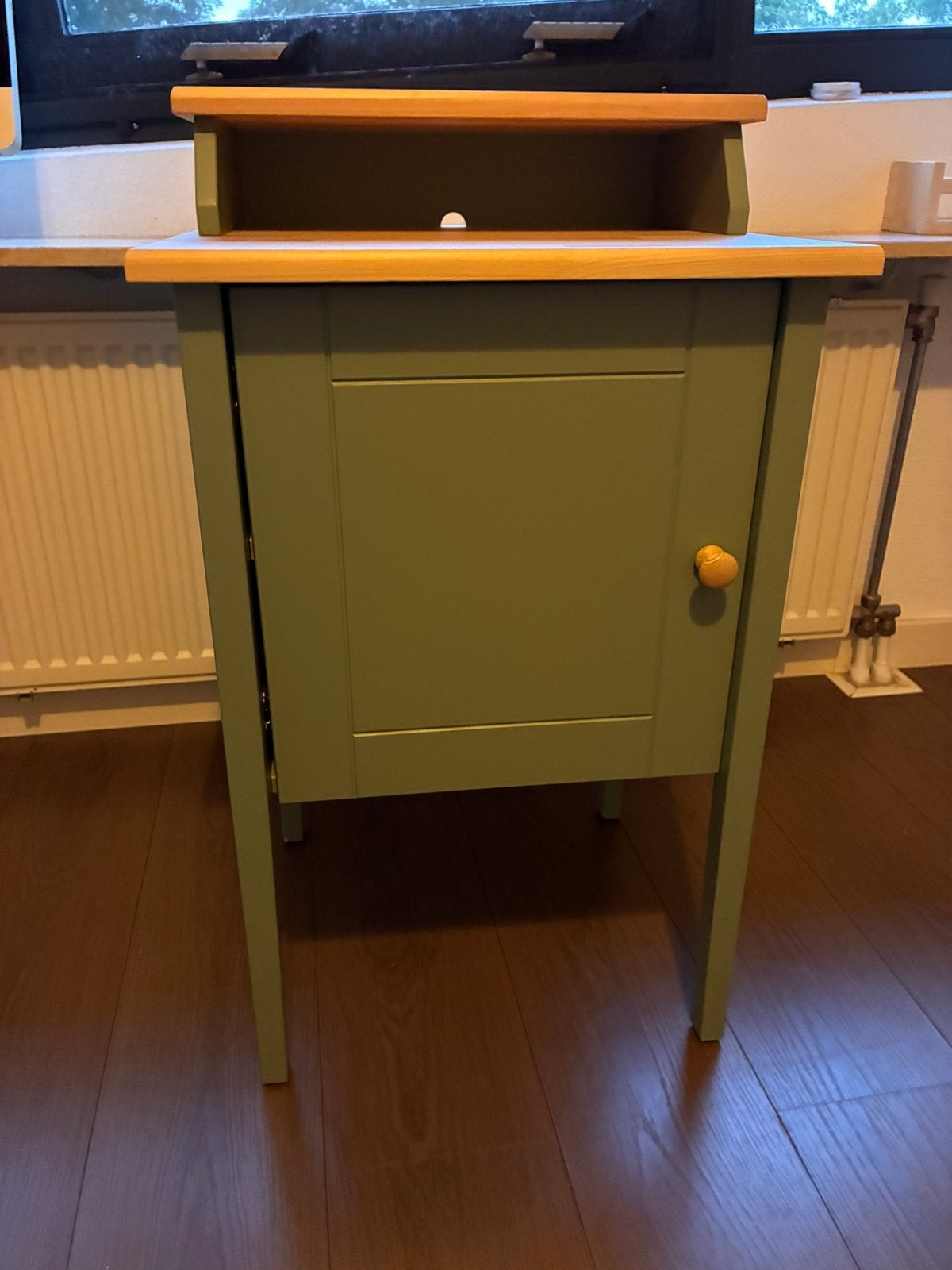 IKEA OLDERDALEN nachtkastje grijs-groen met grenen blad, Ophalen, Minder dan 45 cm, Zo goed als nieuw, Minder dan 55 cm