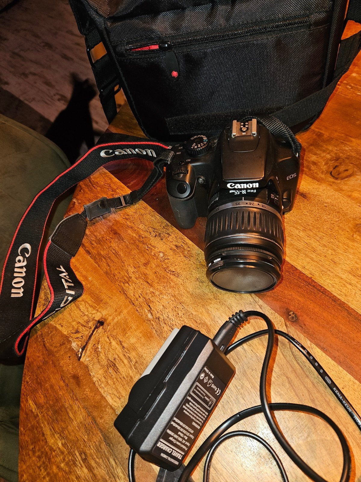 Canon EOS 550D met tas en accessoires, Gebruikt, Canon, Ophalen of Verzenden, Gevoerd