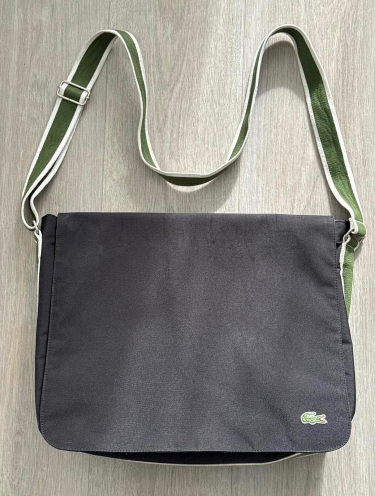 Lacoste Schoudertas Zwart met Groen/Witte Band, Sieraden, Tassen en Uiterlijk, Tassen | Schoudertassen, Ophalen of Verzenden, Zo goed als nieuw