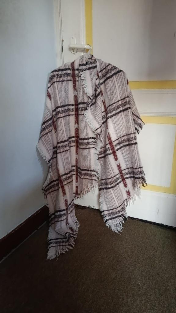 Grote Geruite Omslagdoek Poncho Cape Met Franjes, Kleding | Dames, Mutsen, Sjaals en Handschoenen, Zo goed als nieuw, Sjaal, Maat 46/48 (XL) of groter